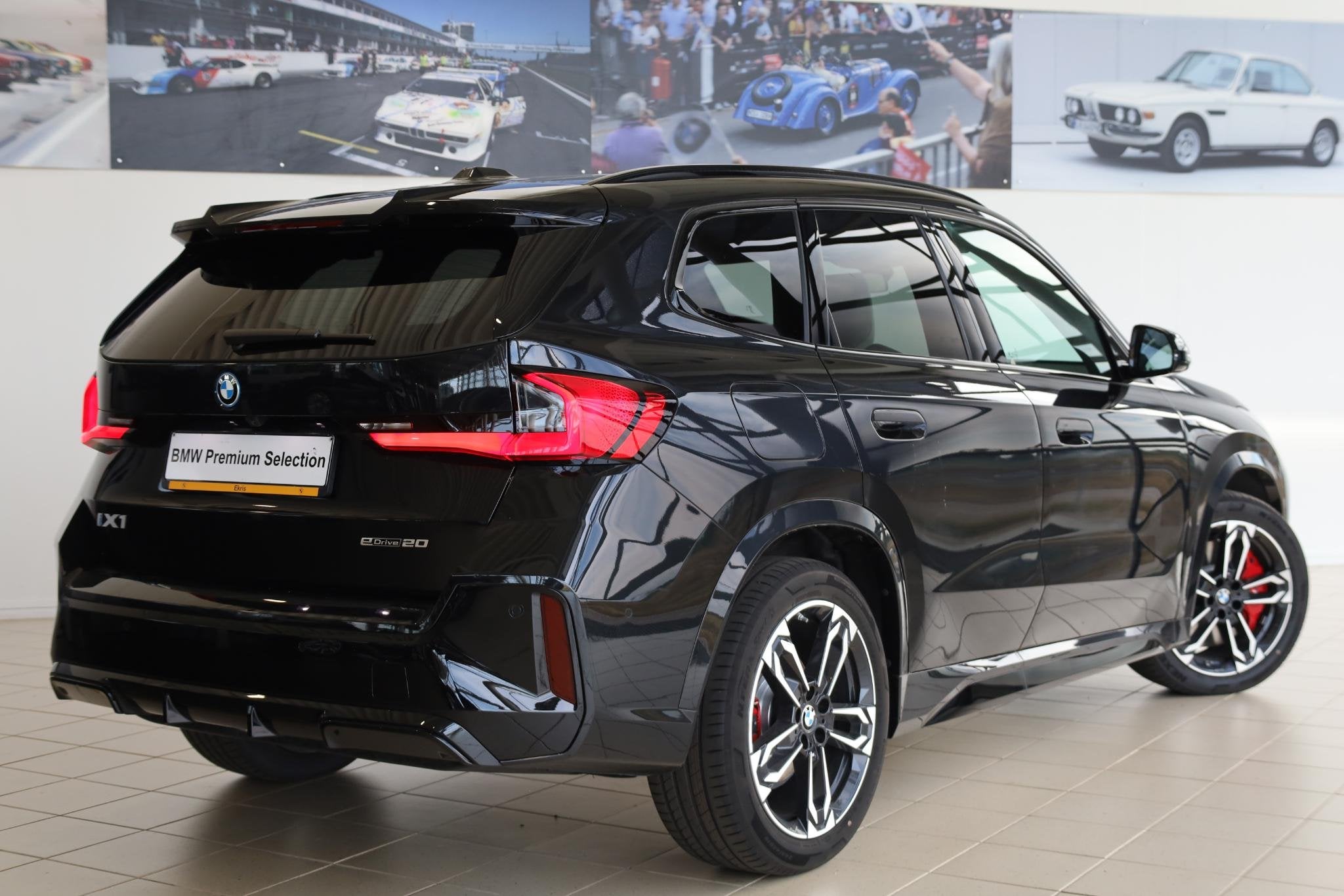 BMW iX1 eDrive20 | M Sport Pro | Panoramadak | Driving Assis, 514 km, 750 kg, Met garantie (alle), Zwart