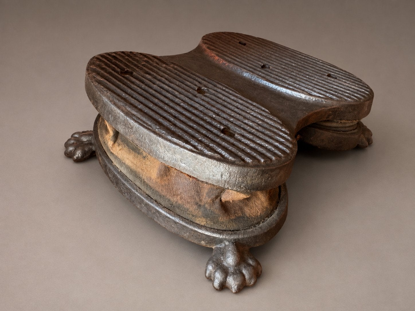 Antieke gietijzeren voetbalg met leeuwenpootjes – ca. 1890, Antiek en Kunst, Ophalen of Verzenden