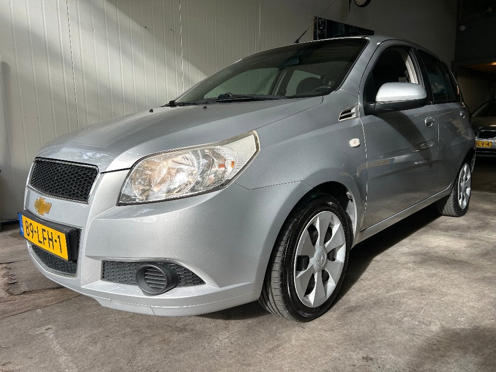 Chevrolet Aveo 1.2 16V 5D AIRCO 2010 Grijs apk 3-2027, Auto's, Voorwielaandrijving, Stof, 40 €/maand, 4 cilinders