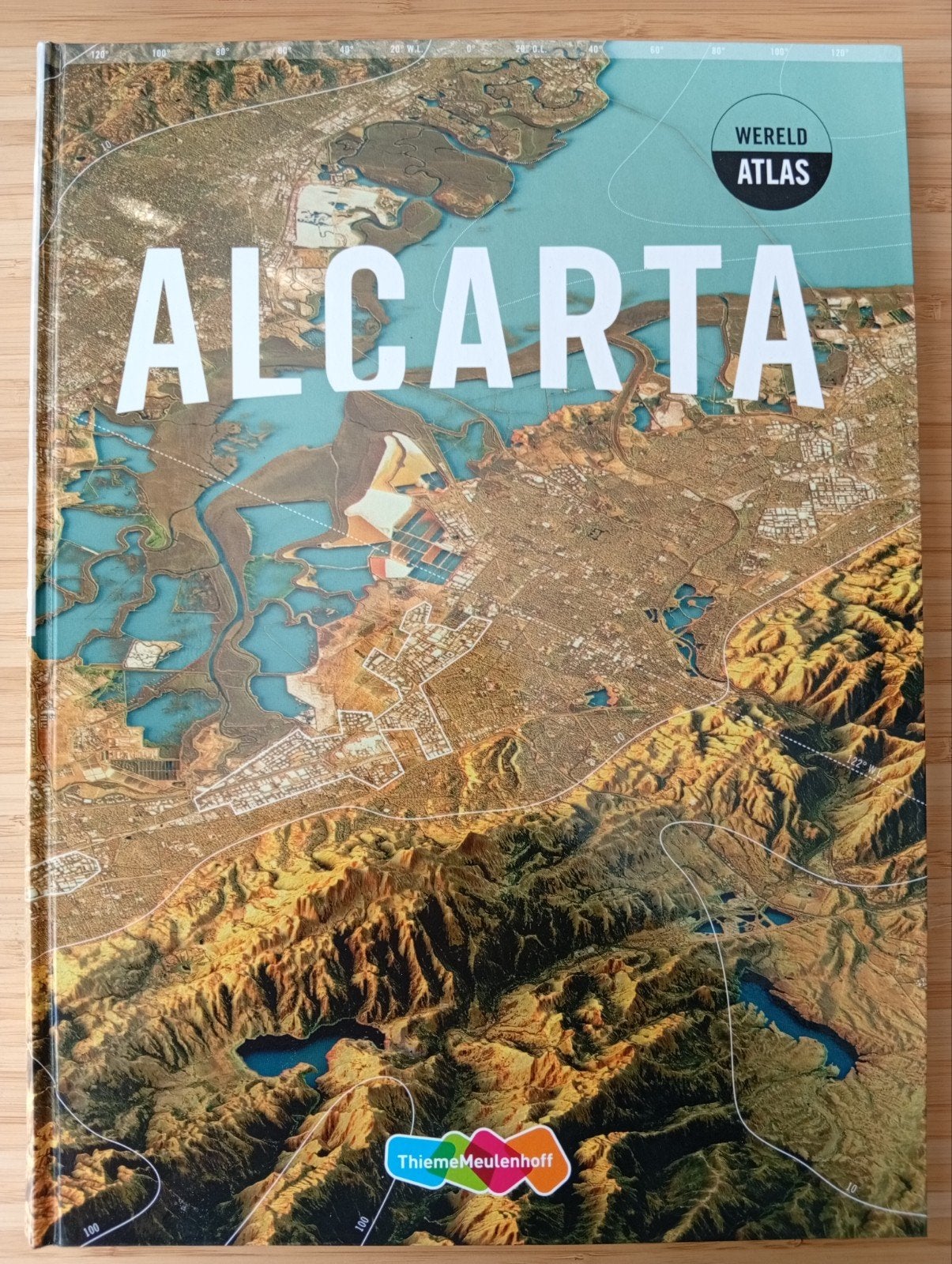 Alcarta Wereldatlas - Nieuwstaat, Boeken, Overige atlassen, 2000 tot heden, Ophalen of Verzenden, Zo goed als nieuw