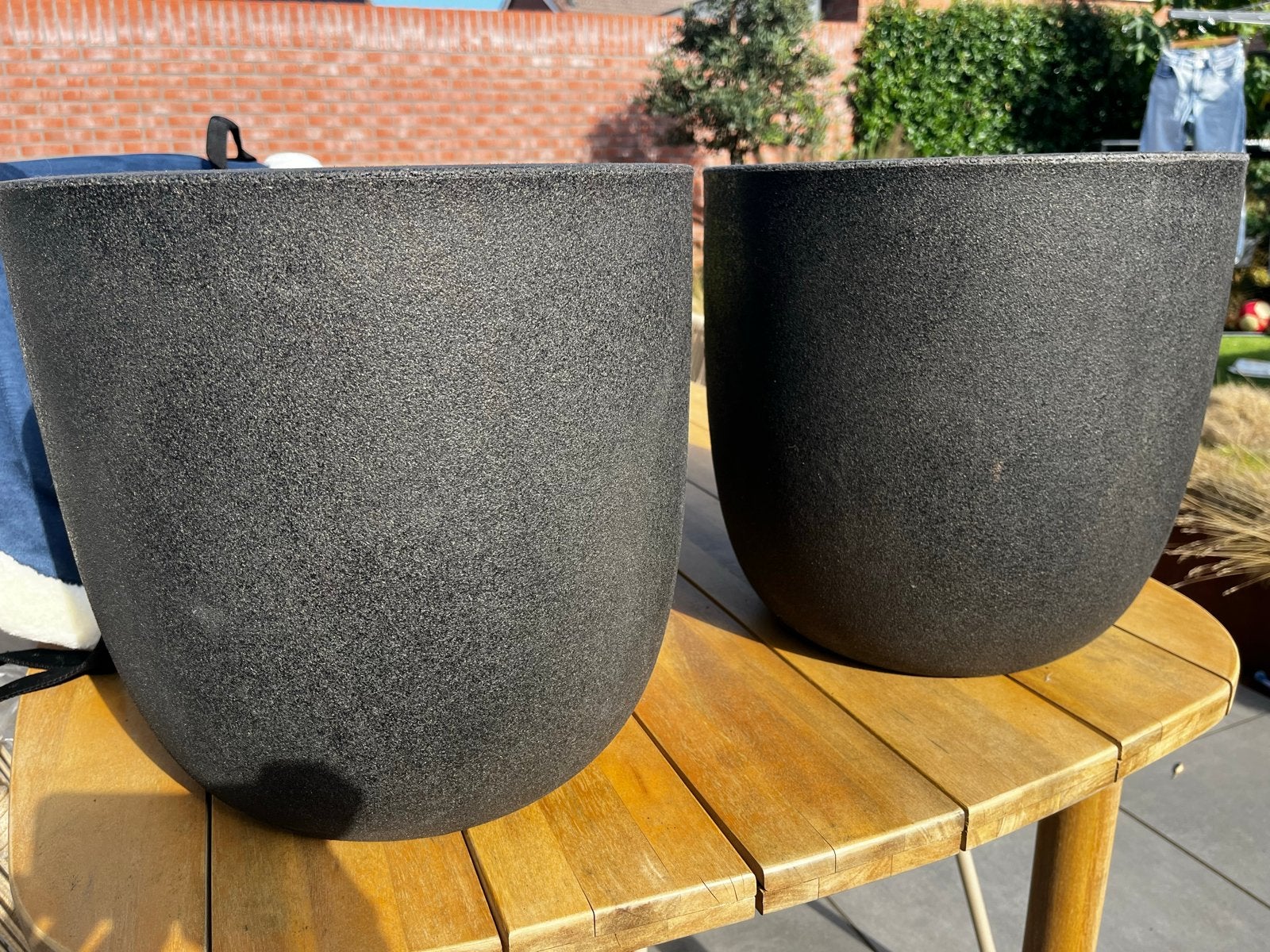 Set van 2 zwarte bloempotten voor binnen en buiten, Ophalen, Kunststof, Minder dan 60 cm, Rond
