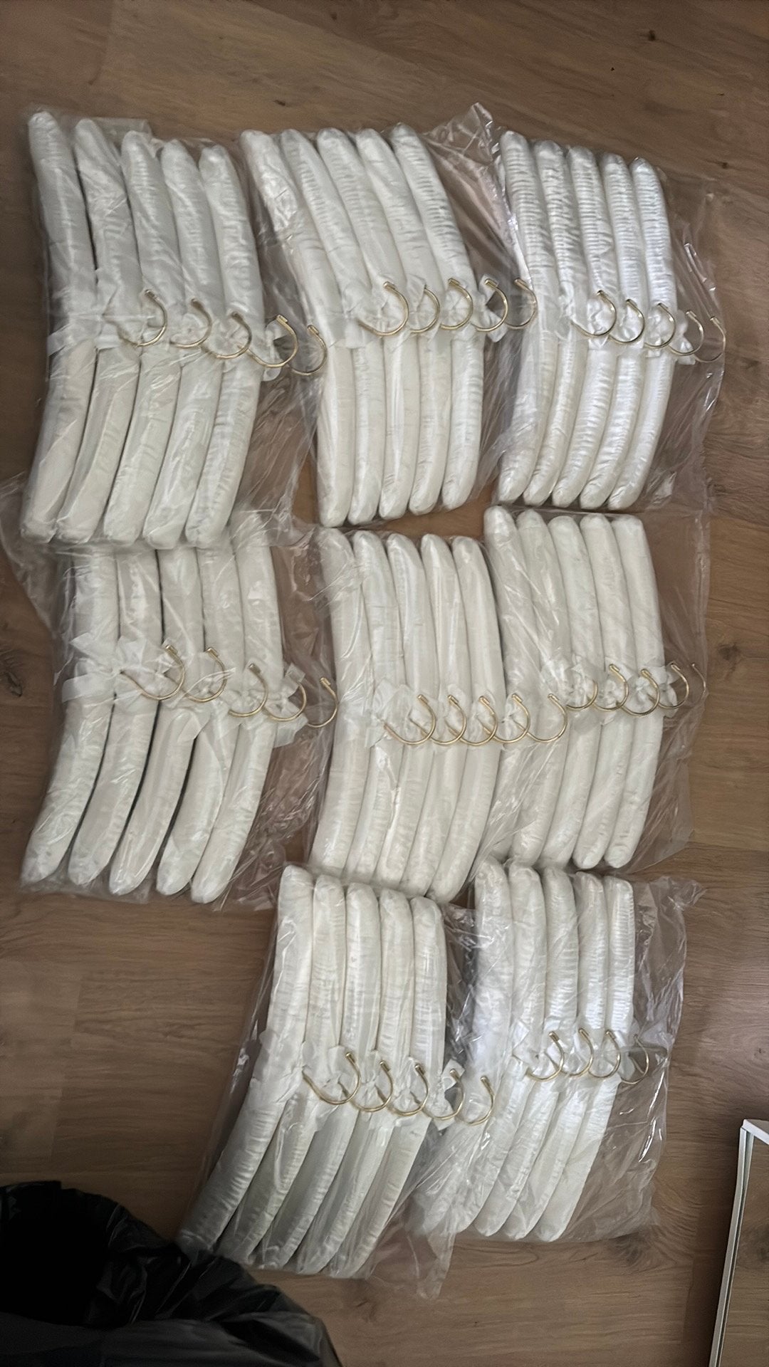 50 nieuwe satijnen kleerhangers, Ophalen, Zo goed als nieuw, Hout