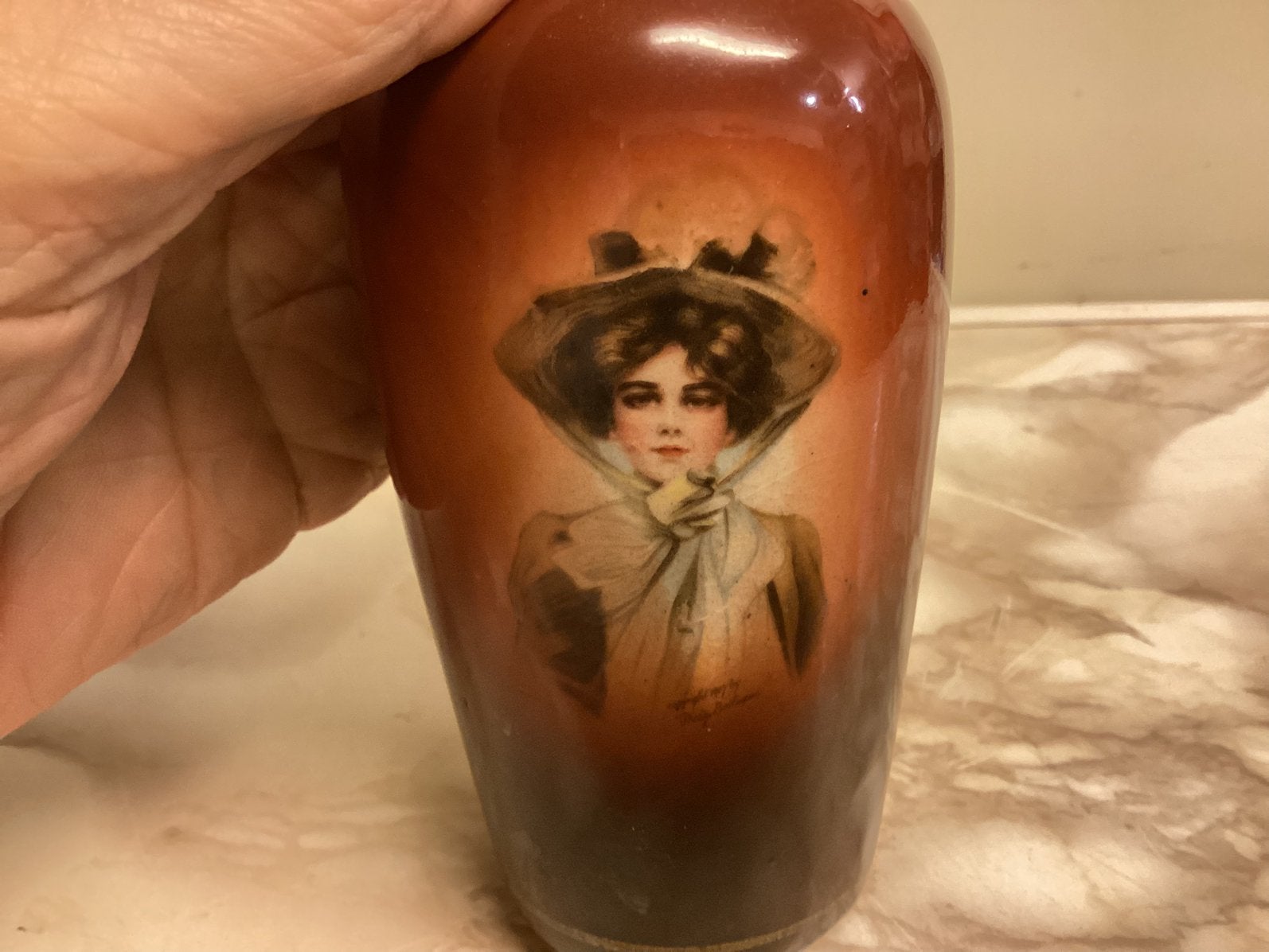 Vaasje. Antiek.Ontwerp: ‘Philip Boilleay 1907’Lady met Hoed., Ophalen of Verzenden