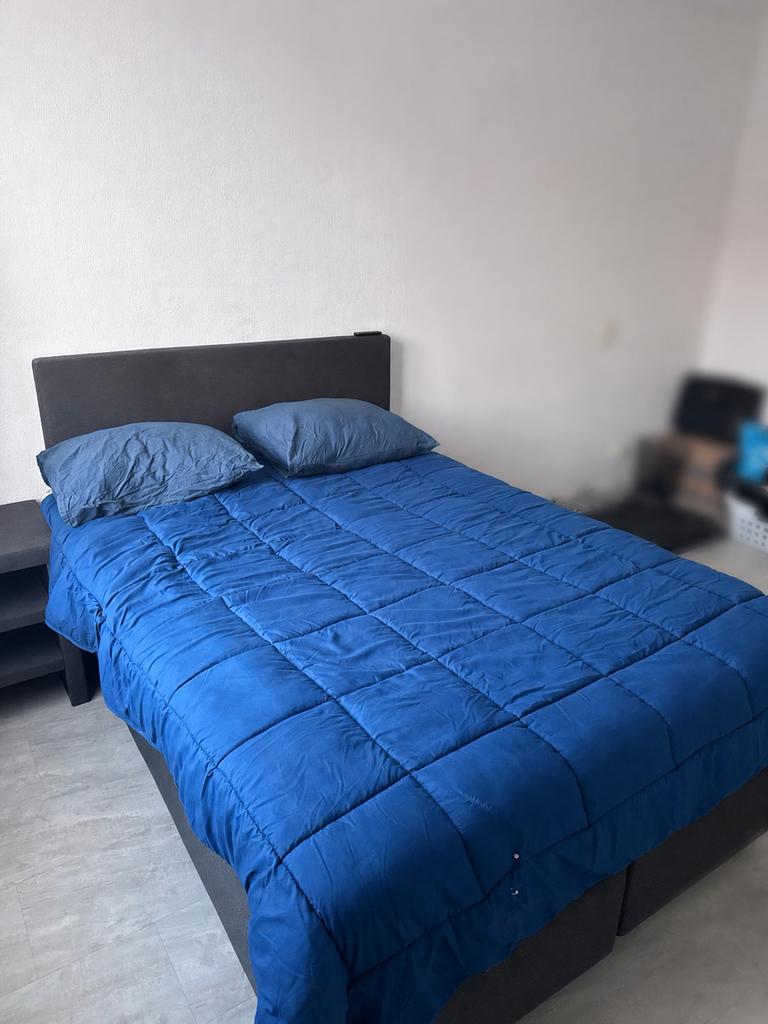 Boxspring bed 140x200 cm met nachtkastje - Zo goed als nieuw, Huis en Inrichting, Zo goed als nieuw, Twijfelaar, 200 cm, Grijs