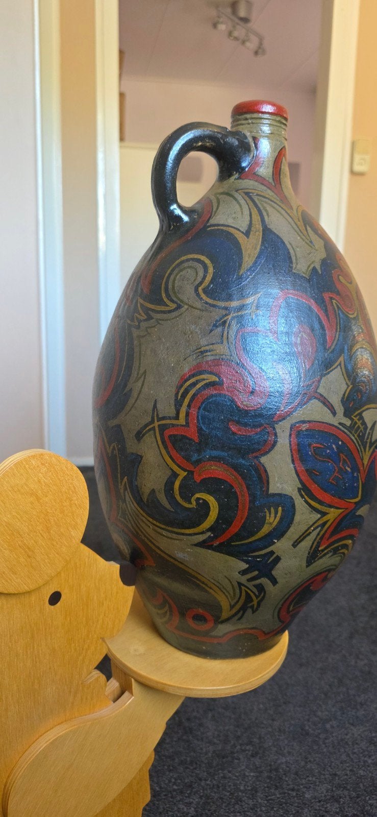 Antieke decoratieve kruik met kleurrijk patroon, Ophalen