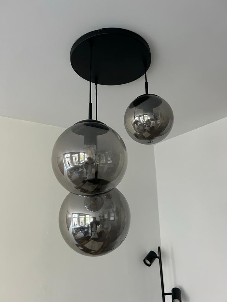 Moderne hanglamp met 3 glazen bollen - Zo goed als nieuw, Ophalen of Verzenden, Zo goed als nieuw, Glas, 75 cm of meer