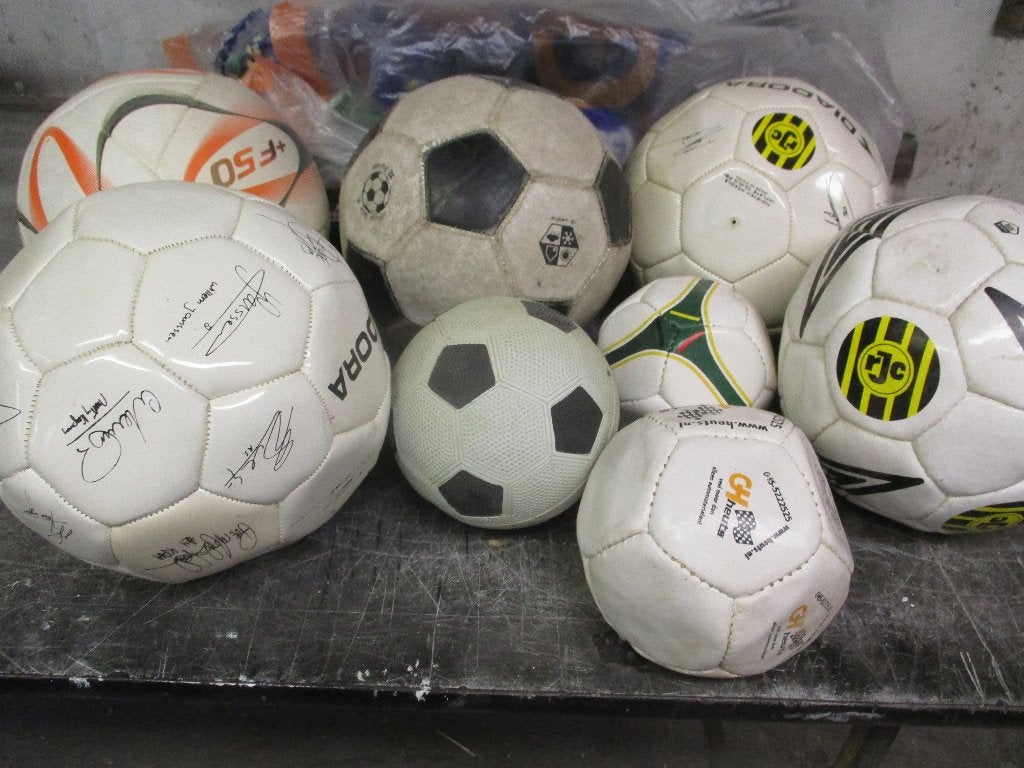 diverse ballen samen, Ophalen, Zo goed als nieuw