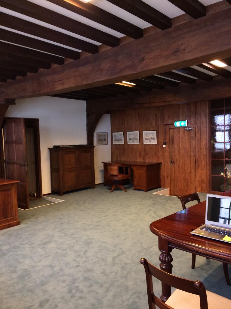 Klassiek houten bureau met bijpassende stoel, Antiek en Kunst, Antiek | Meubels | Tafels, Ophalen