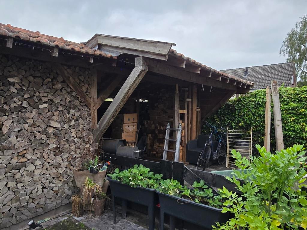 Schuur met overkapping, pannendak en houtkachel, Tuin en Terras, Ophalen, Gebruikt, 250 tot 500 cm, Schuur