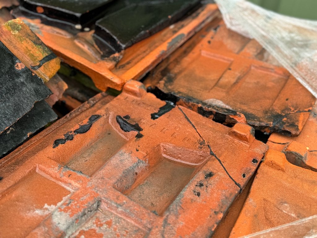 250 stuks Lucas IJsbrandsz Makkum dakpannen zwart glazuur., Ophalen, Overige materialen, Gebruikt, Lucas Ysbrandsz