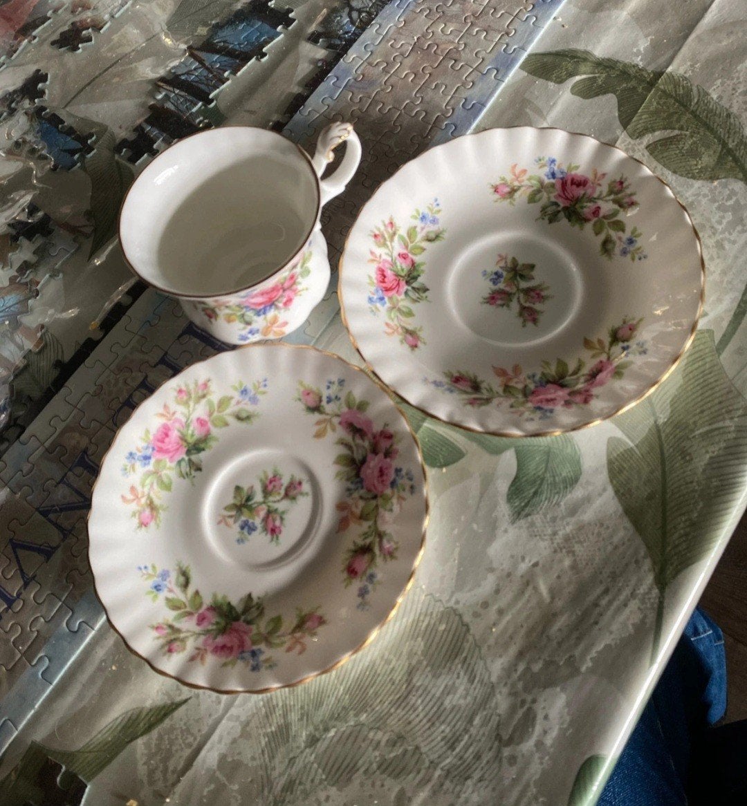 Royal Albert 'Moss Rose' theekopje met schotels, Ophalen of Verzenden