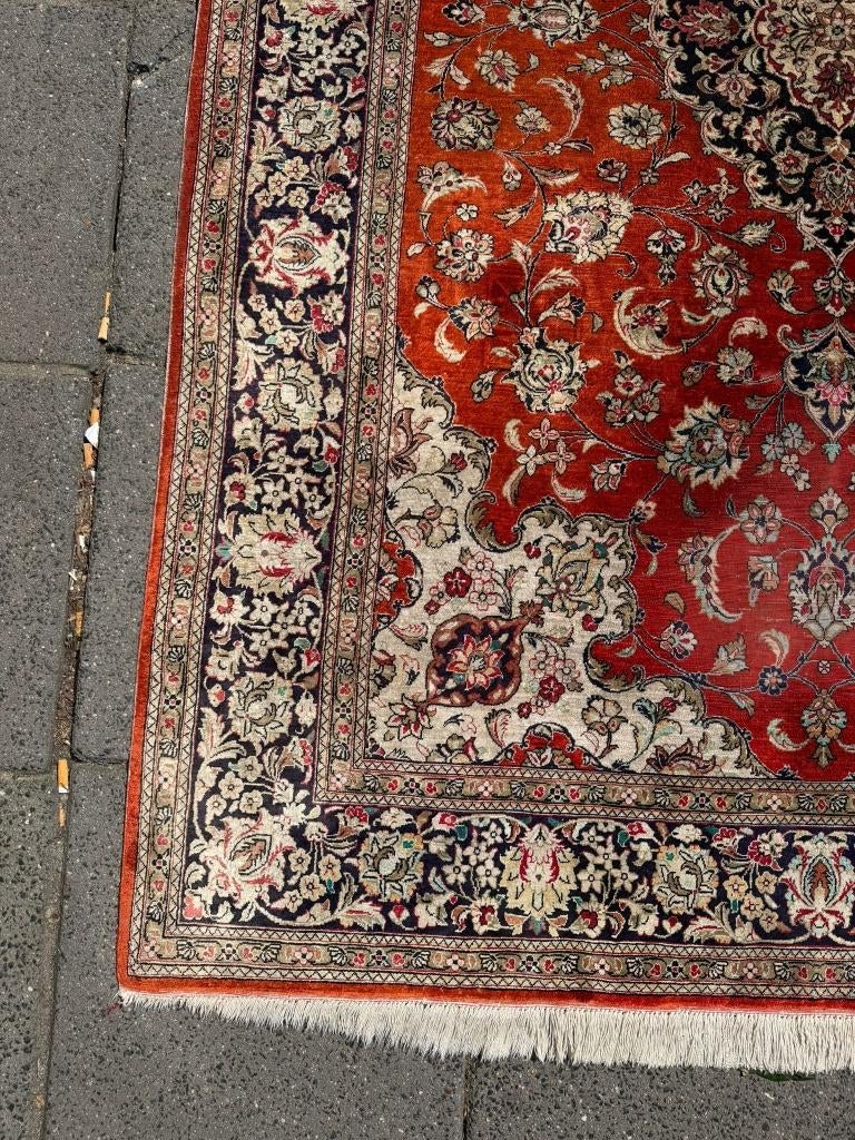 Exclusief fijn geknoopt zijden Qom tapijt –Silk 203 x 135 cm, Zijde, 200 cm of meer, Ophalen of Verzenden, Zo goed als nieuw