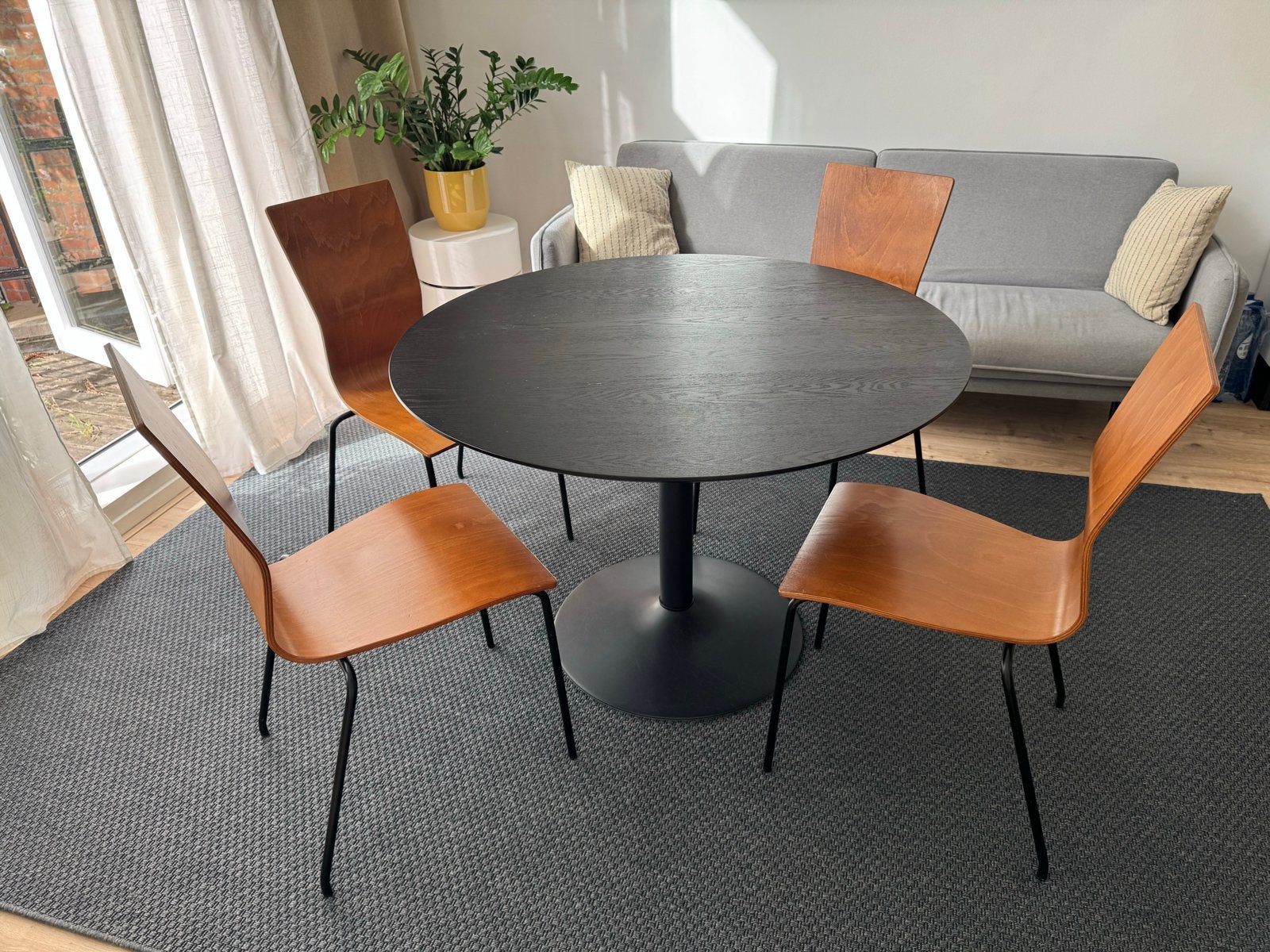 Round Dining Table 100cm with 4 Danish design chairs, Ophalen, Gebruikt, Rond, Modern