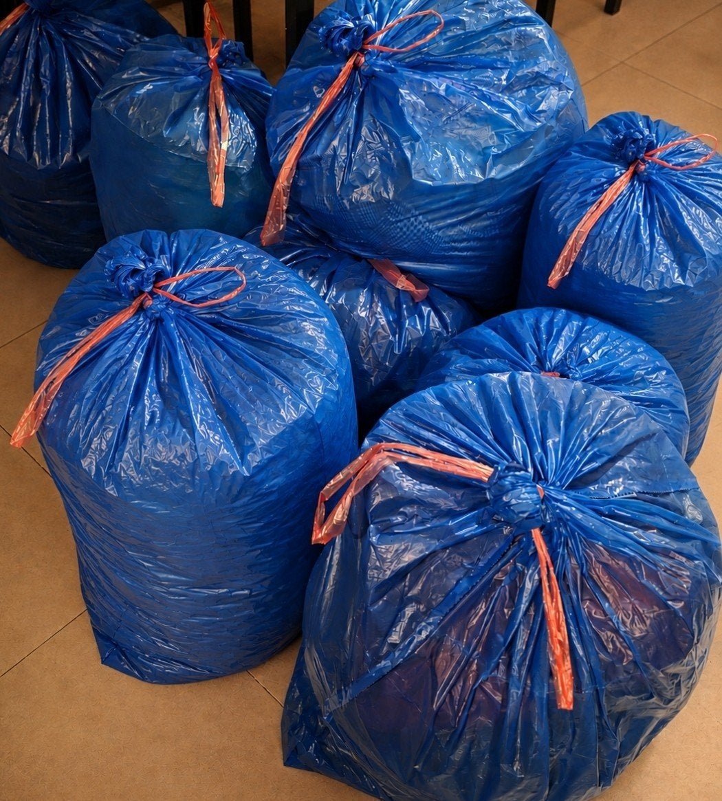veel zakken met kleding, Ophalen, Gedragen, Maat 42/44 (L)
