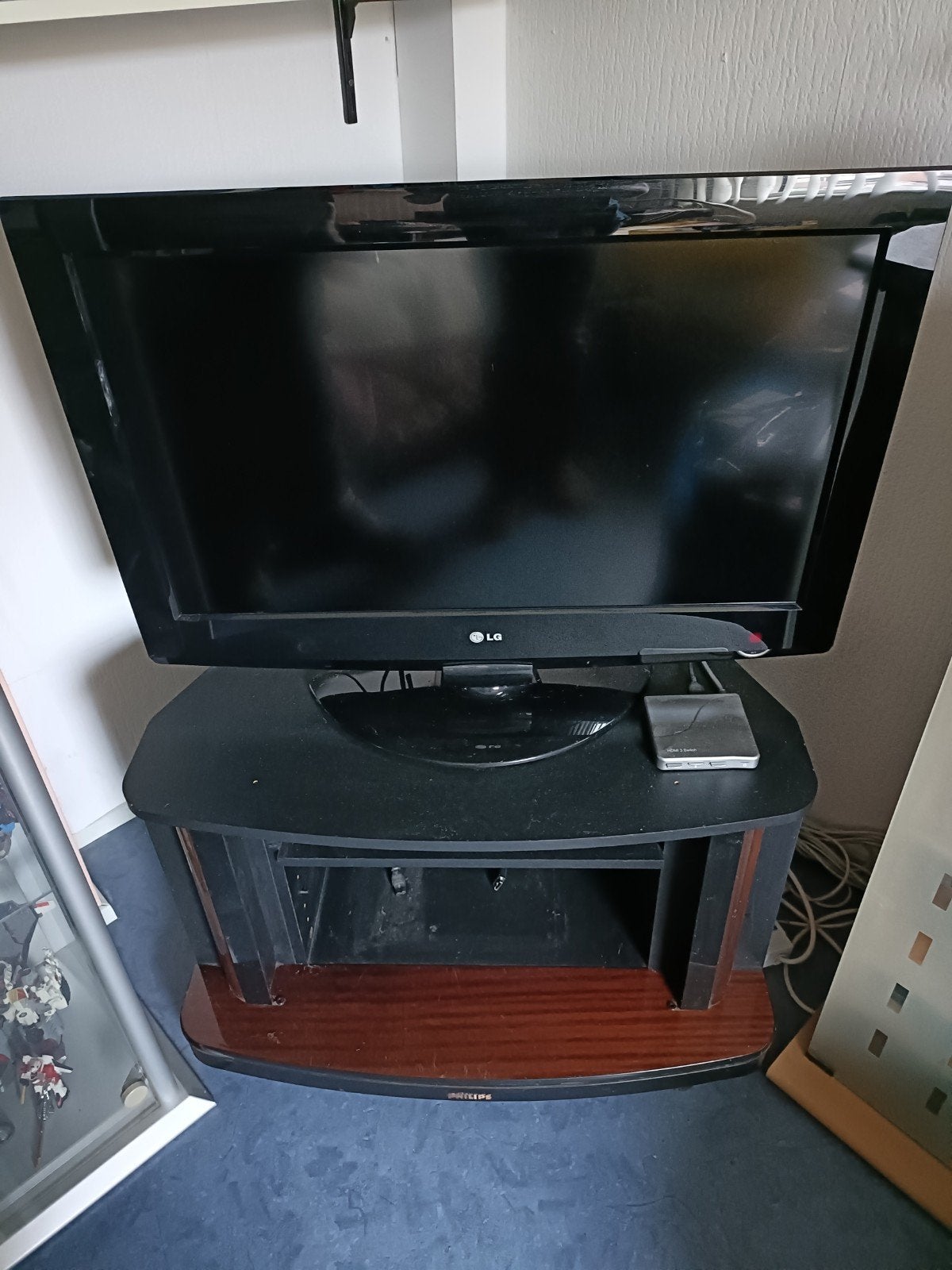 LG tv  met kastje en afstandsbediening, Ophalen, 50 Hz, Zo goed als nieuw, 100 cm of meer
