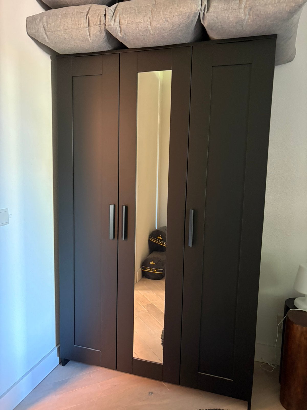 IKEA Brimnes kledingkast met spiegel, Huis en Inrichting, Ophalen, Met deur(en), 100 tot 150 cm, Zo goed als nieuw