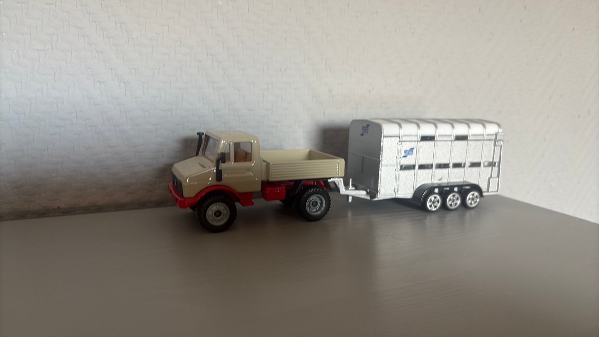 Unimog met veehenger, Ophalen of Verzenden, Zo goed als nieuw, Hijskraan, Tractor of Landbouw, SIKU