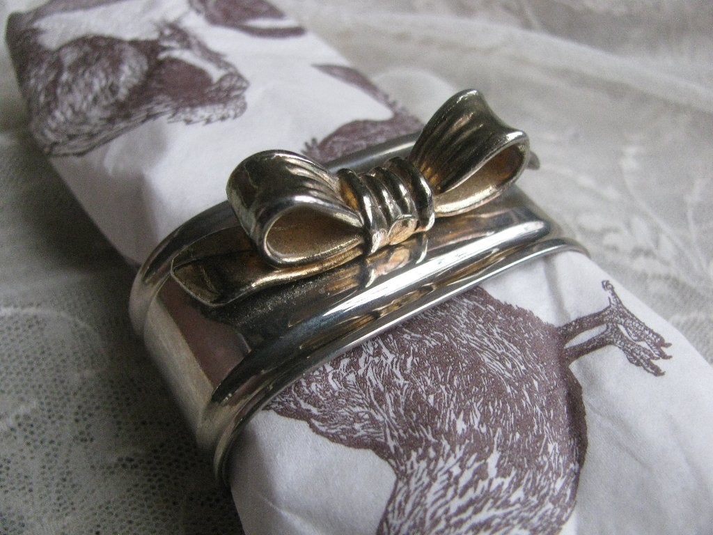 Vintage Servetring met Goud Kleurige Strik - 5.5 cm, Antiek en Kunst, Verzenden