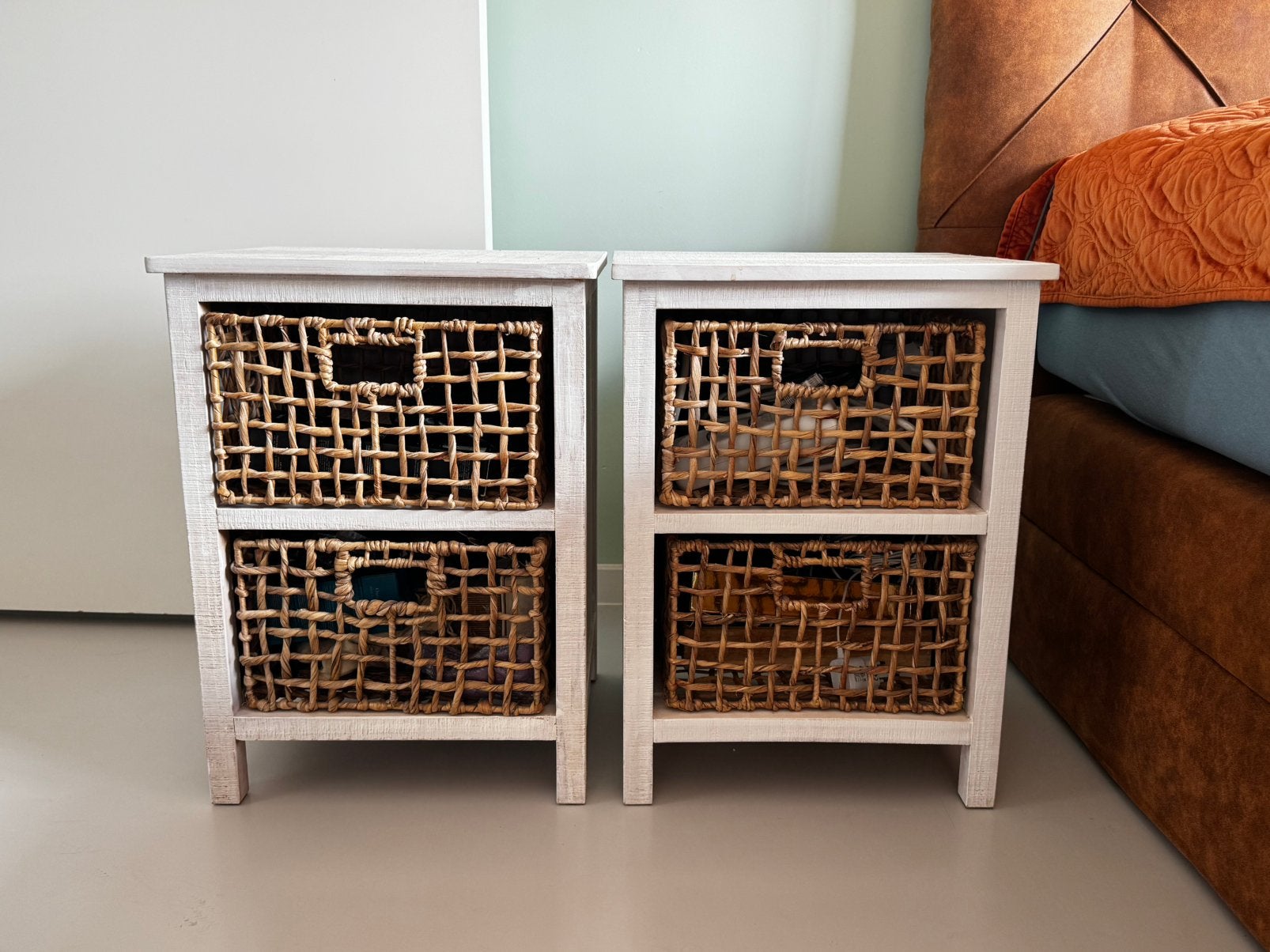Twee Nachtkastjes van hout met bamboe lades, Huis en Inrichting, Slaapkamer | Nachtkastjes, Ophalen, Zo goed als nieuw, Minder dan 45 cm