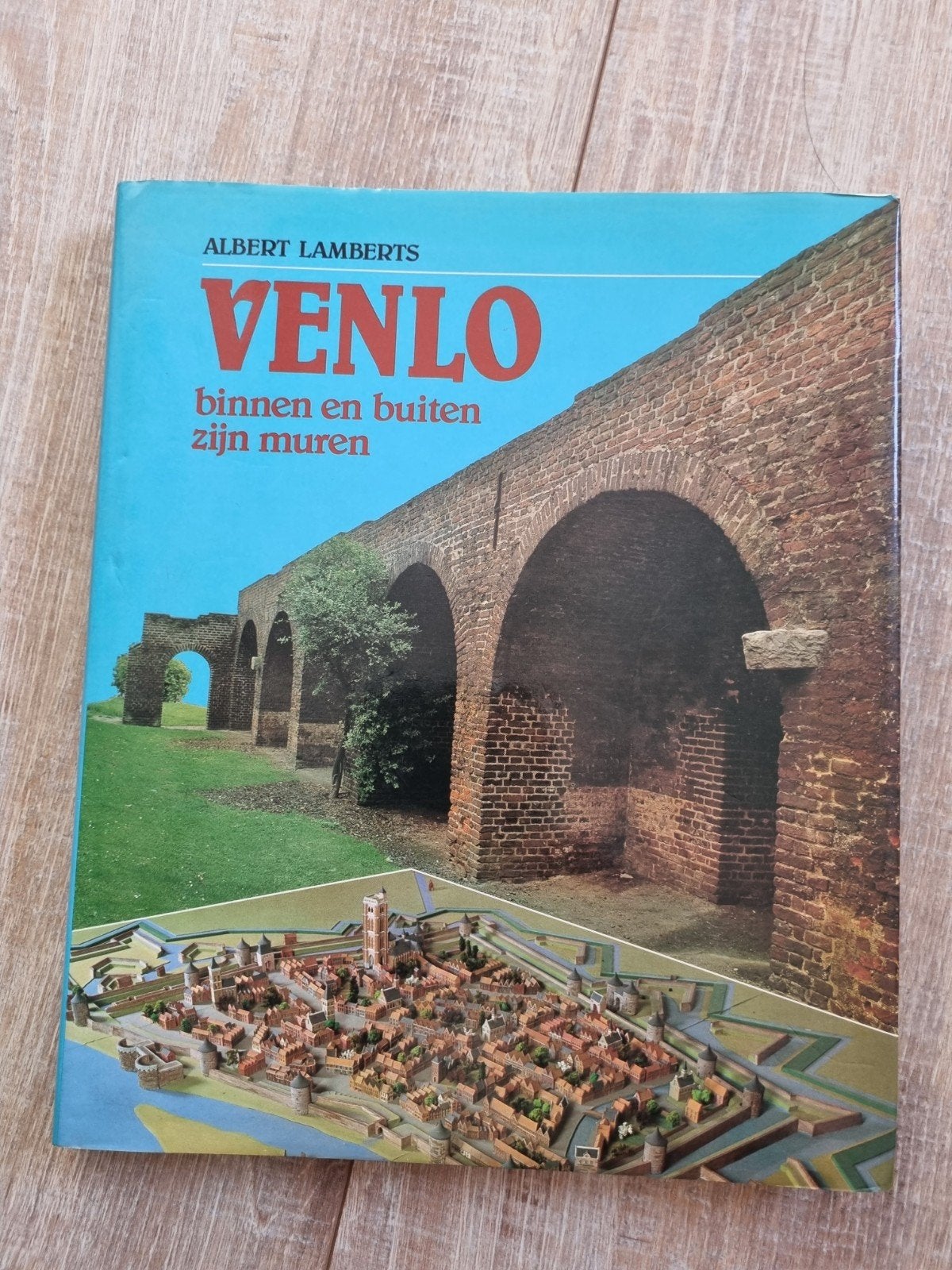 Boek : Venlo binnen en buiten zijn muren - Albert Lamberts, Ophalen of Verzenden, 20e eeuw of later, Gelezen, Albert Lamberts