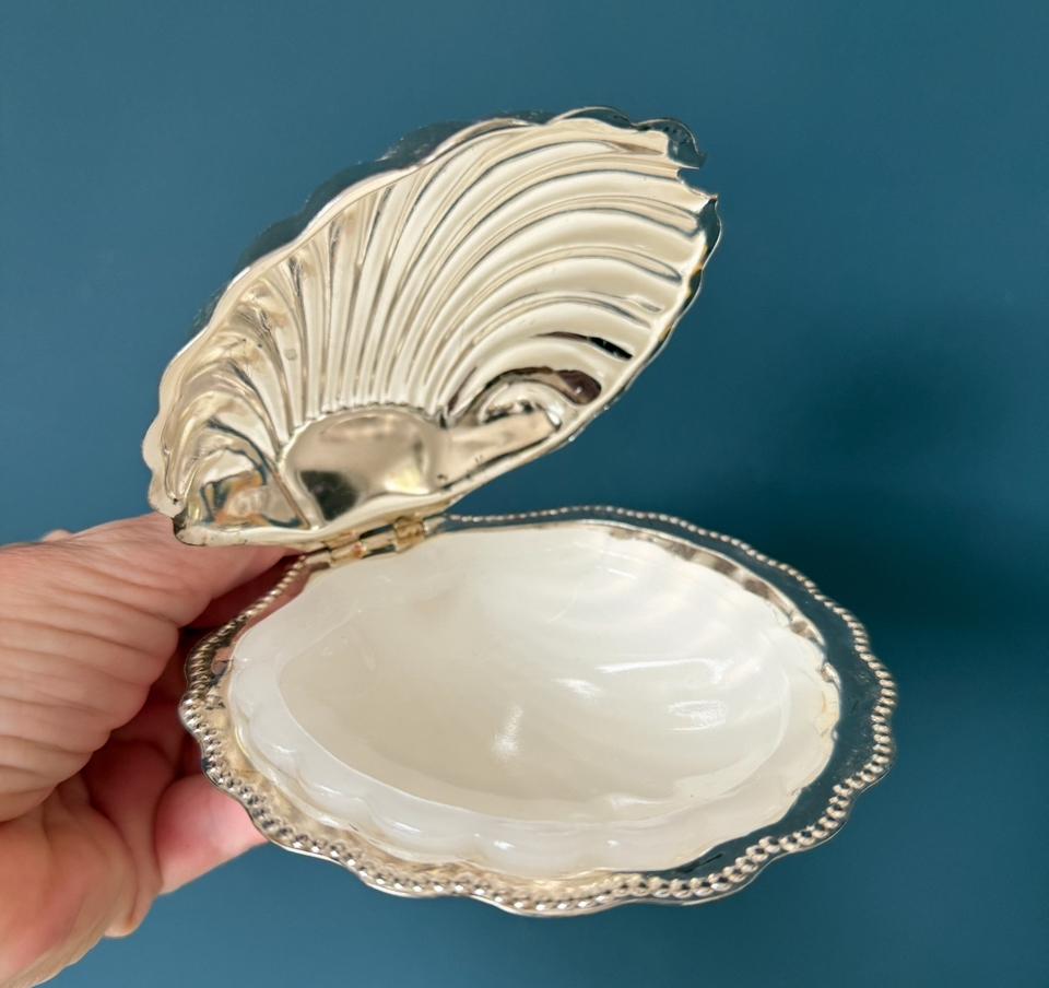 Vintage boter kaviaar schelp met glazen inleg schelp, Huis en Inrichting, Keuken | Servies, Zo goed als nieuw, Glas of Glazen