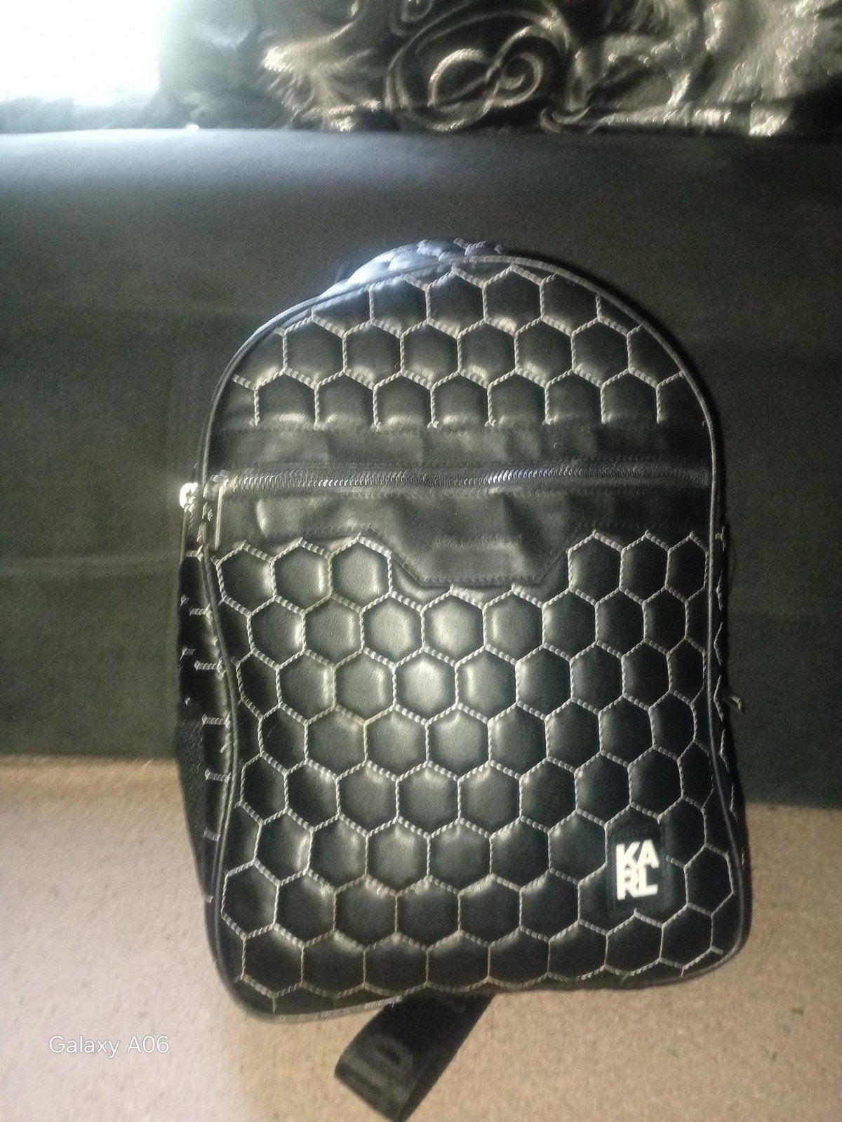 Karl Lagerfeld Rugtas Zwart - Stijlvolle Hexagon Design, Overige merken, 25 tot 40 cm, Ophalen of Verzenden, Zo goed als nieuw