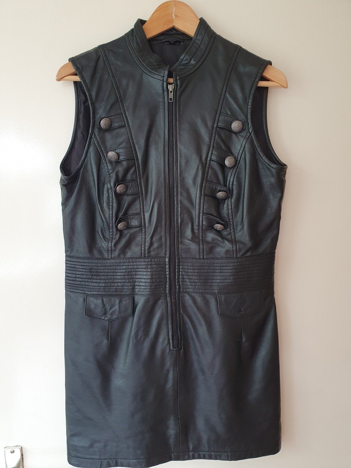 Zwart leren jurkje met militaire details, maat L, Kleding | Dames, Jurken, Zwart, Maat 46/48 (XL) of groter, Ophalen of Verzenden