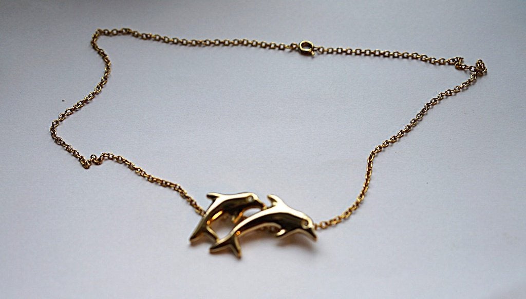 Vintage ketting met twee dolfijnen hanger goudkleur aconda, Gebruikt, Ophalen of Verzenden, Goud, Overige materialen