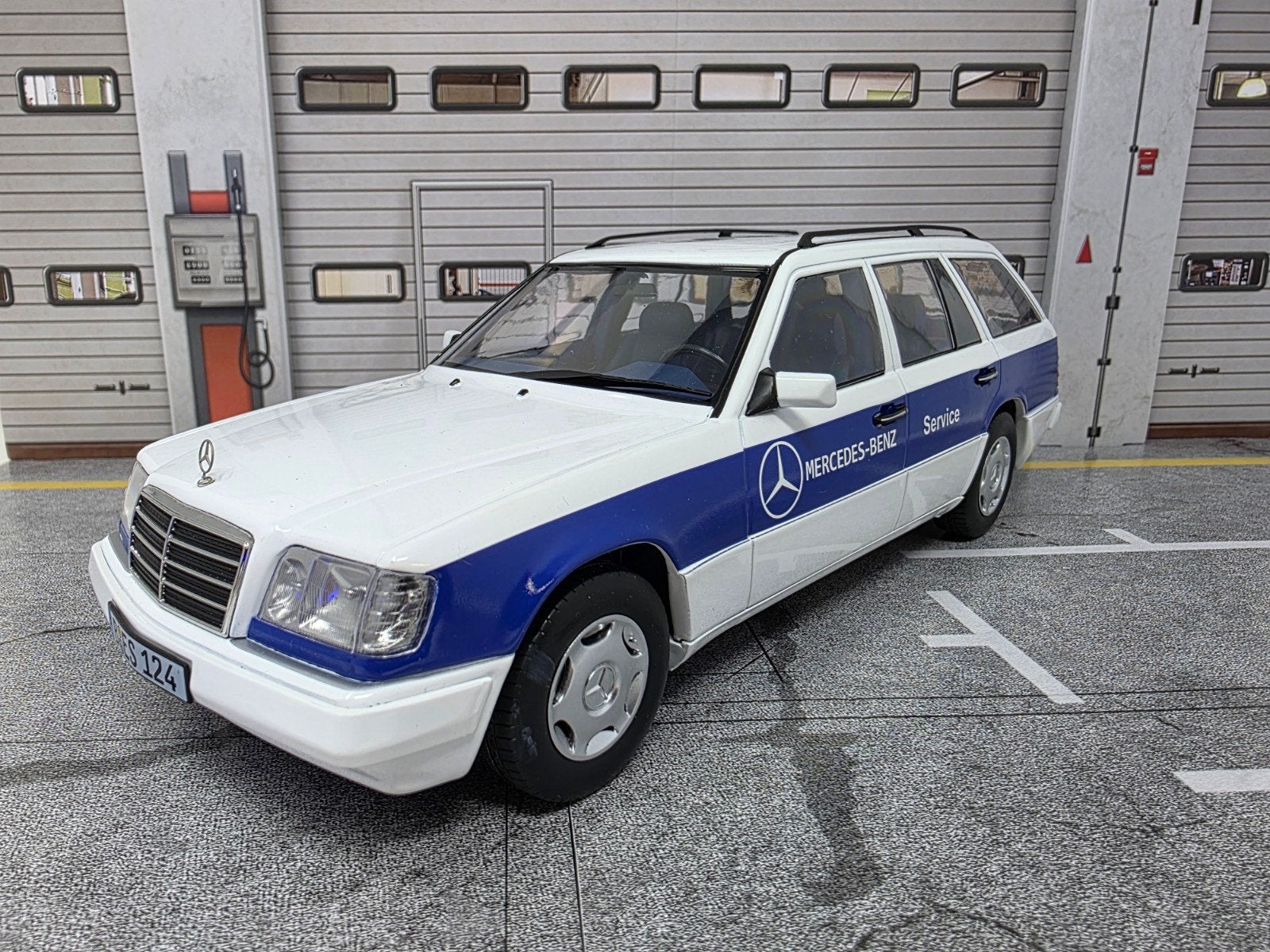 Mercedes  S124 Servicewagen 1:18 in OVP, Ophalen of Verzenden, Zo goed als nieuw, Overige merken