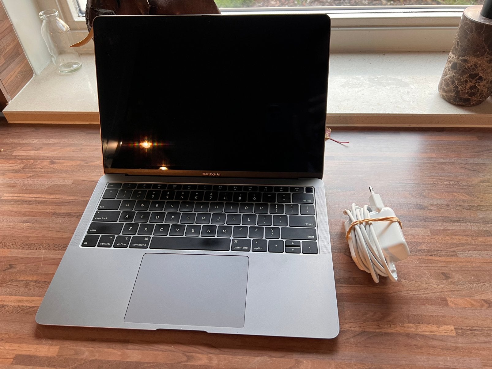 Macbook Air 2019: 13”, 1,6 GHz intel core I5, 128GB, 8GB RAM