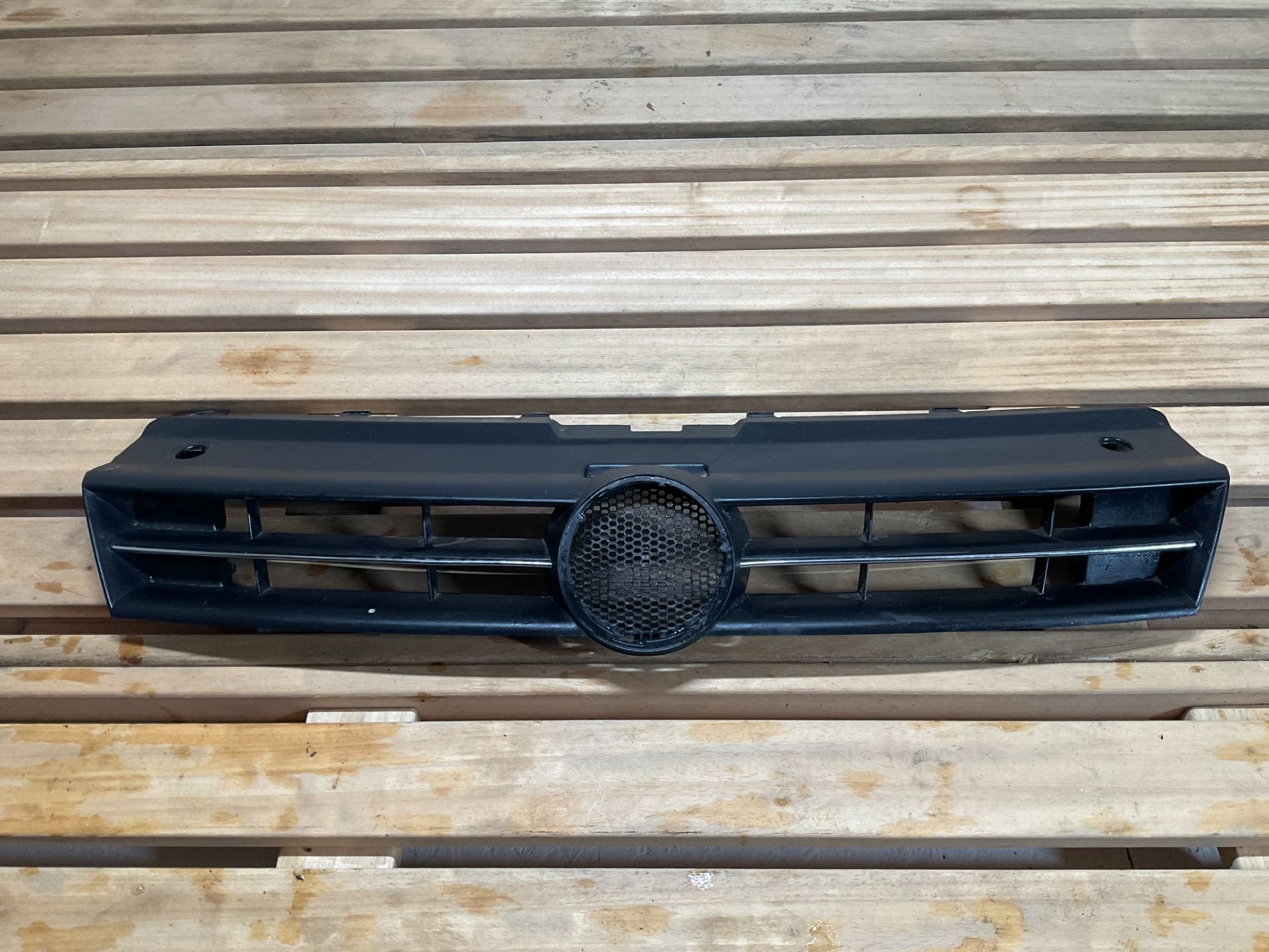 Bumper Grill VW Polo 6R 2009 6R0853651 grill VW-021, Gebruikt, Volkswagen, Volkswagen AG, Berliner Ring 2
38440  Wolfsburg, DE
