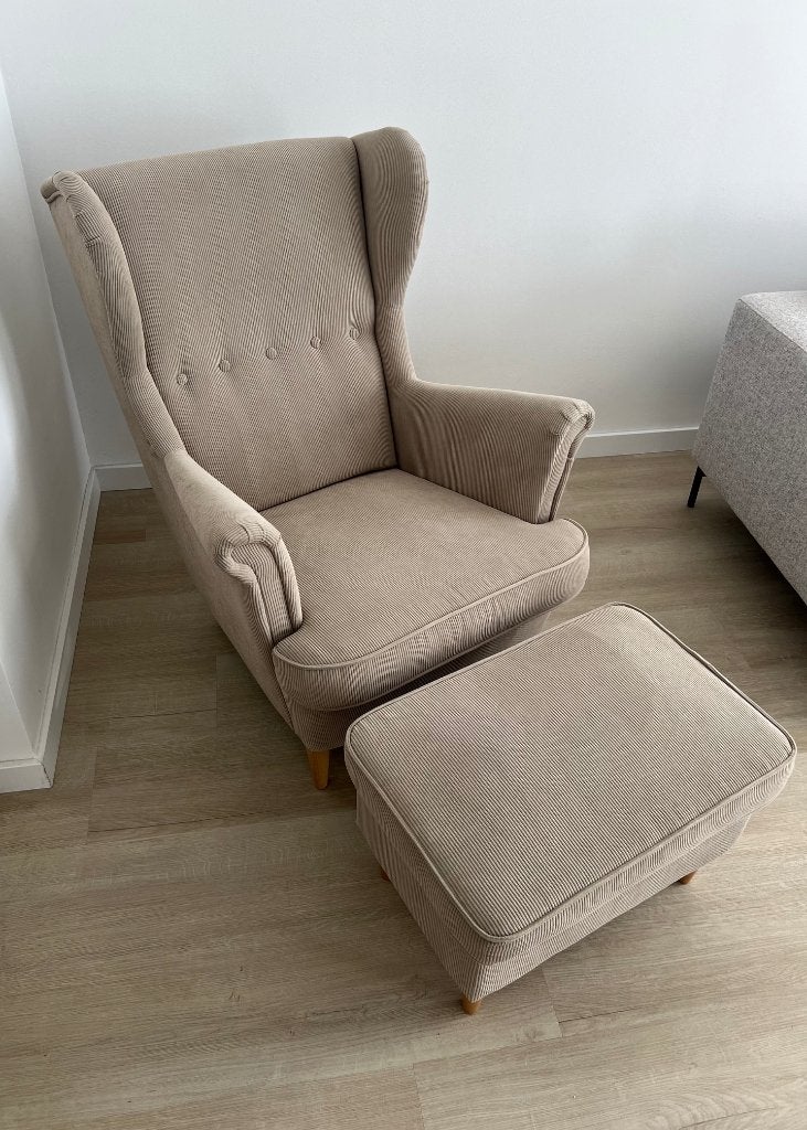 IKEA STRANDMON oorfauteuil beige met voetenbank | als nieuw, Huis en Inrichting, Fauteuils, Ophalen, 75 tot 100 cm, Stof, 75 tot 100 cm