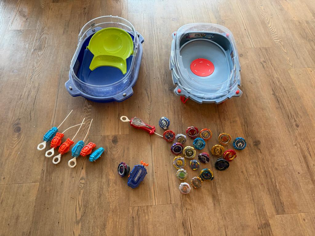Beyblade Stadion met 21 Beyblades en accessoires, Kinderen en Baby's, Speelgoed | Overig, Ophalen of Verzenden, Gebruikt, Jongen of Meisje