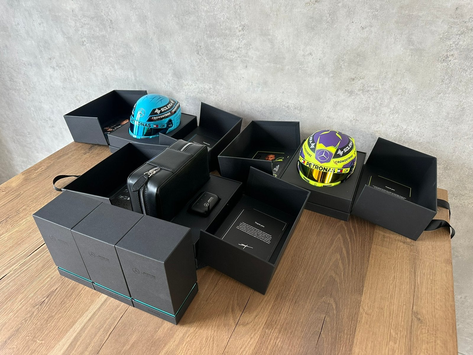 Zandvoort 2024 Set 1:2 Helm Hamilton + Russell + Toto, Ophalen of Verzenden, Zo goed als nieuw, Formule 1