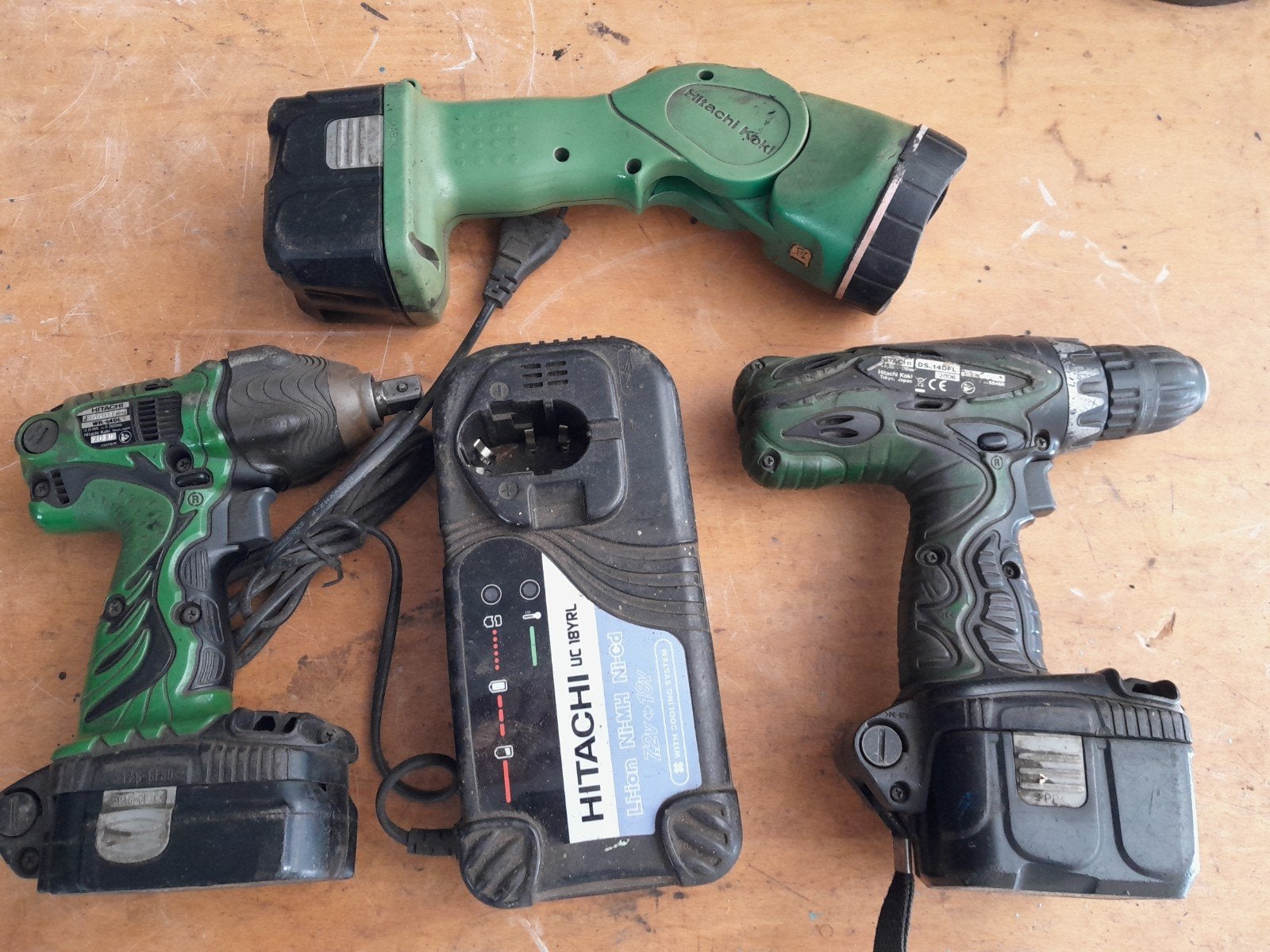 Hitachi Set  boormachine slagmoersleutel Zaklamp Acculader, Boormachine, Gebruikt, Variabele snelheid, Ophalen of Verzenden