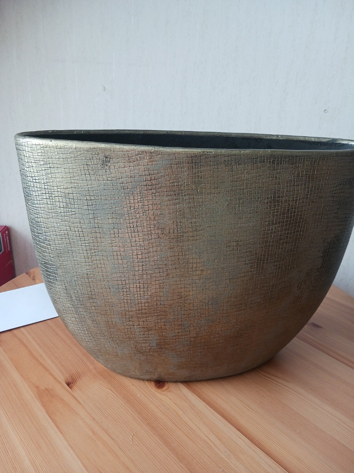 Goudkleurige ovale schaal/plantenbak met textuur, Huis en Inrichting, Ophalen, Gebruikt, Plantenpot of Plantenbak, Ovaal