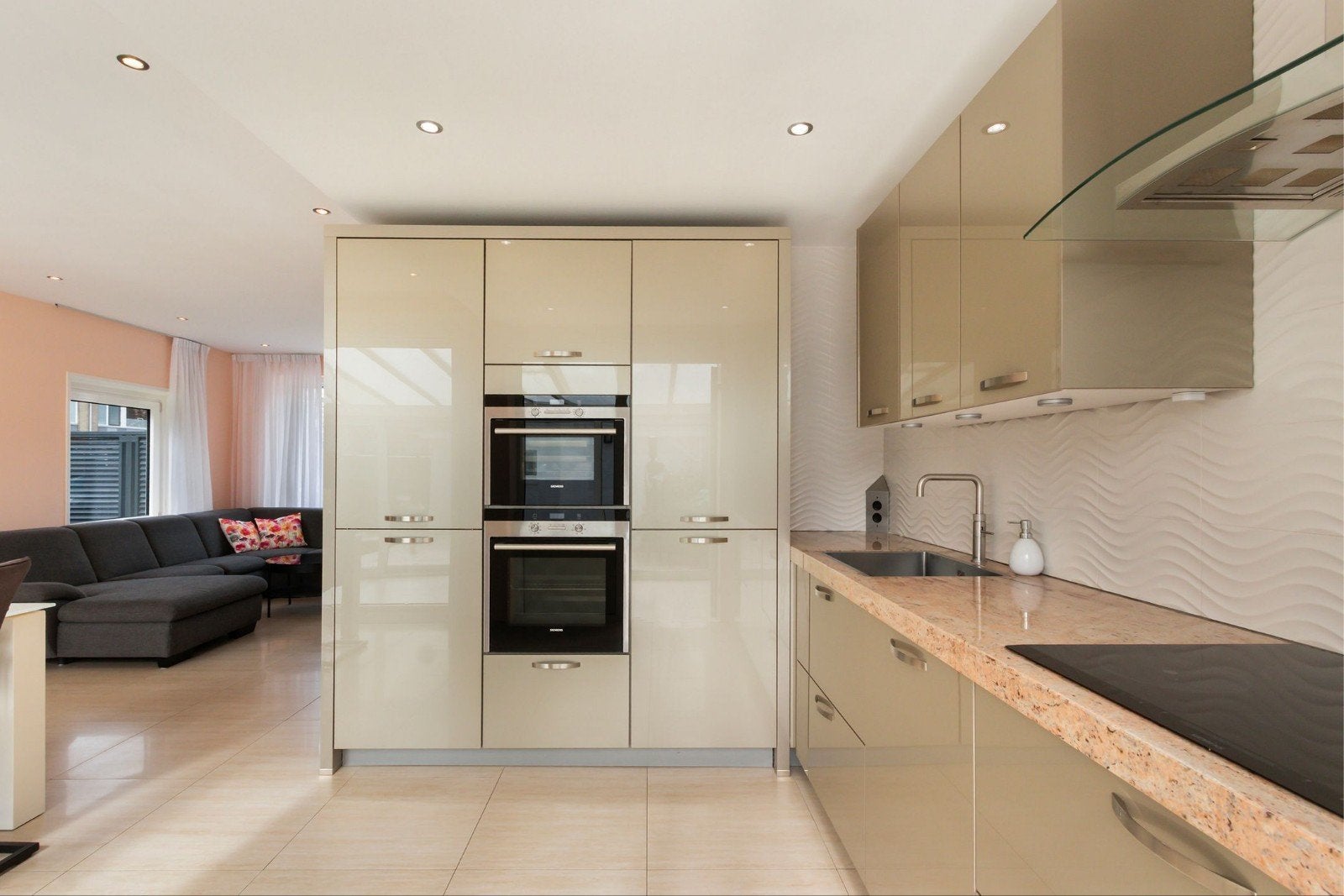 Hoogglans Hoekkeuken met Inbouwapparatuur, Huis en Inrichting, Keuken | Complete keukens, Ophalen, Overige kleuren, Hoekkeuken