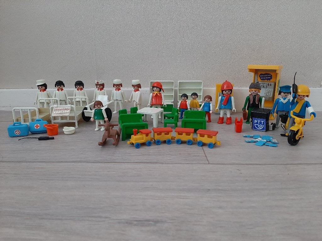 Vintage Playmobil met o.a. onderdelen PTT en ziekenhuis, Ophalen, Gebruikt