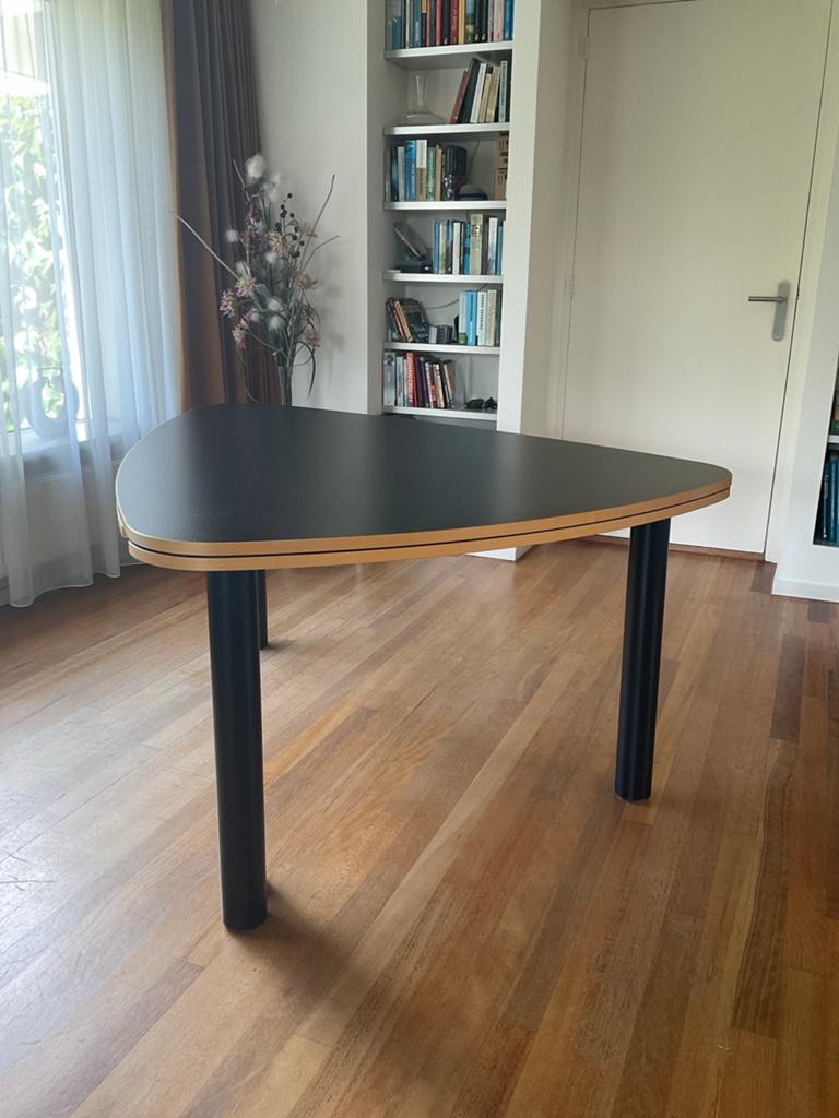 Castelijn zwarte eettafel, driehoekig en uitschuifbaar, Huis en Inrichting, Tafels | Eettafels, Ophalen, Gebruikt, Vijf personen of meer