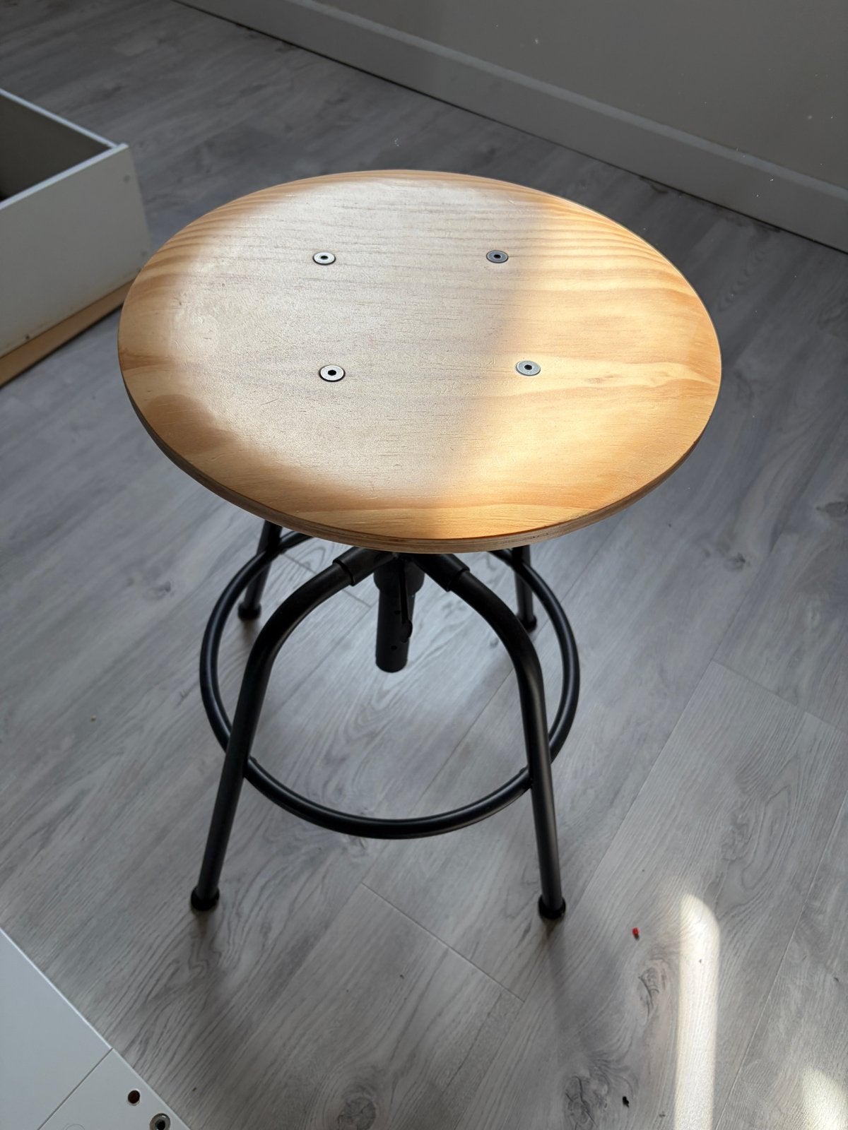 Verstelbare kruk met houten zitting en metalen onderstel, Ophalen, In hoogte verstelbaar, 60 tot 90 cm, Zo goed als nieuw