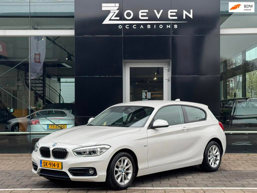 BMW 1-serie 118i Centennial High Executive/ Automaat/Navi, Auto's, BMW, Gebruikt, 1290 kg, 4 stoelen, Lichtsensor