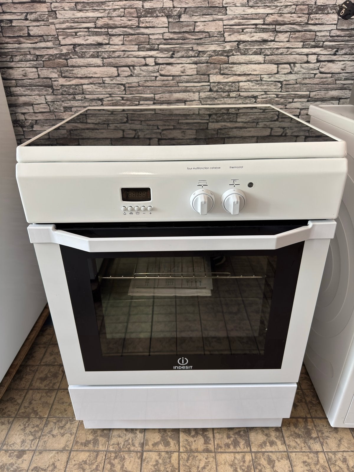 Indesit Inductie Fornuis met Oven - 2 Fasen Aansluiting, Ophalen, Gebruikt, 60 cm of meer, 4 kookzones