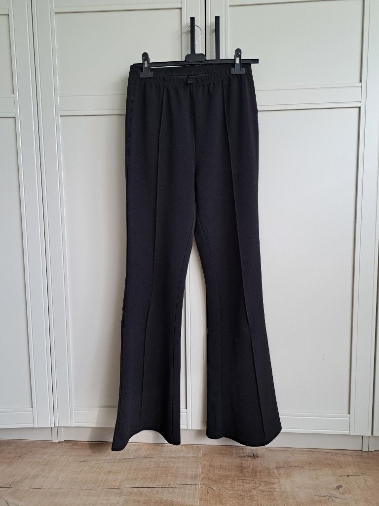 Zwarte broek met wijde pijpen en vouwnaad, maat S., Zwart, Ophalen of Verzenden, Zo goed als nieuw, Maat 36 (S)