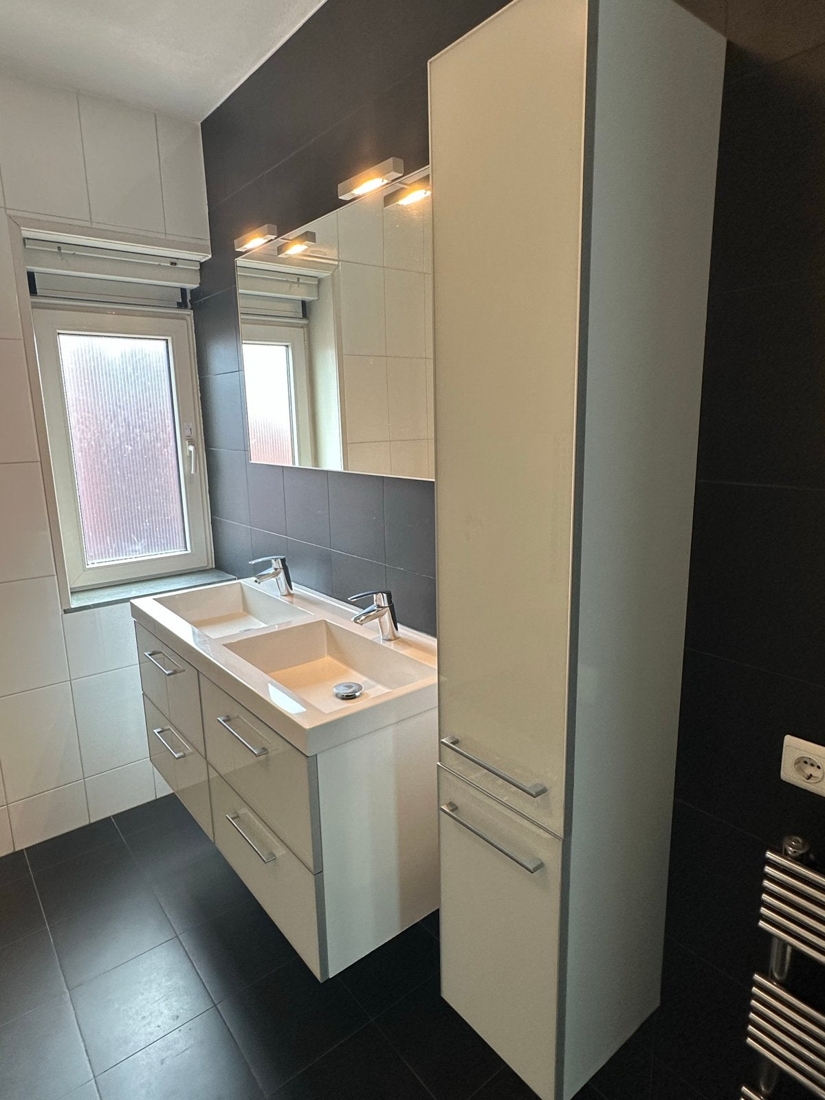 Badkamermeubelset: met dubbele wasbak en hoge kast, Huis en Inrichting, Badkamer | Badkamermeubels, Ophalen, Gebruikt, 100 tot 150 cm