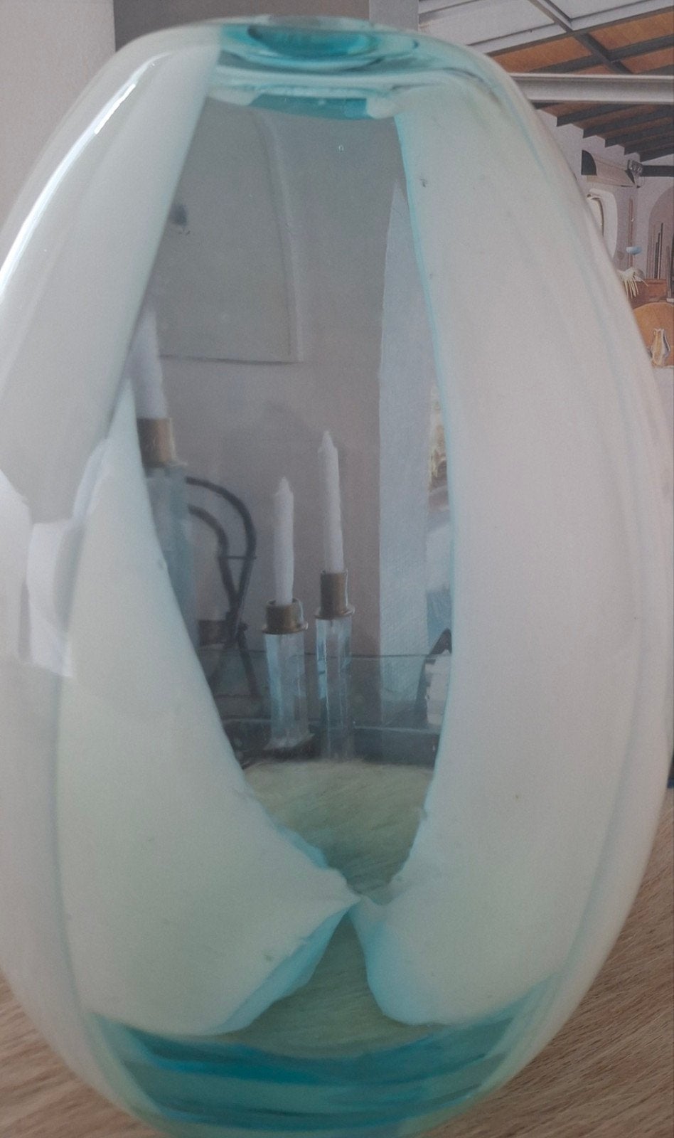 Unieke glazen vaas in wit en blauw, handgeblazen design, Ophalen