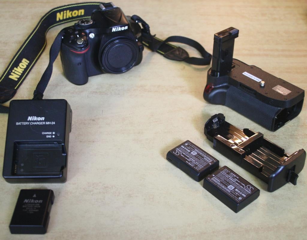 Nikon D5200 + accu grip - pas 11297 clicks, Spiegelreflex, Ophalen of Verzenden, Zo goed als nieuw, Nikon