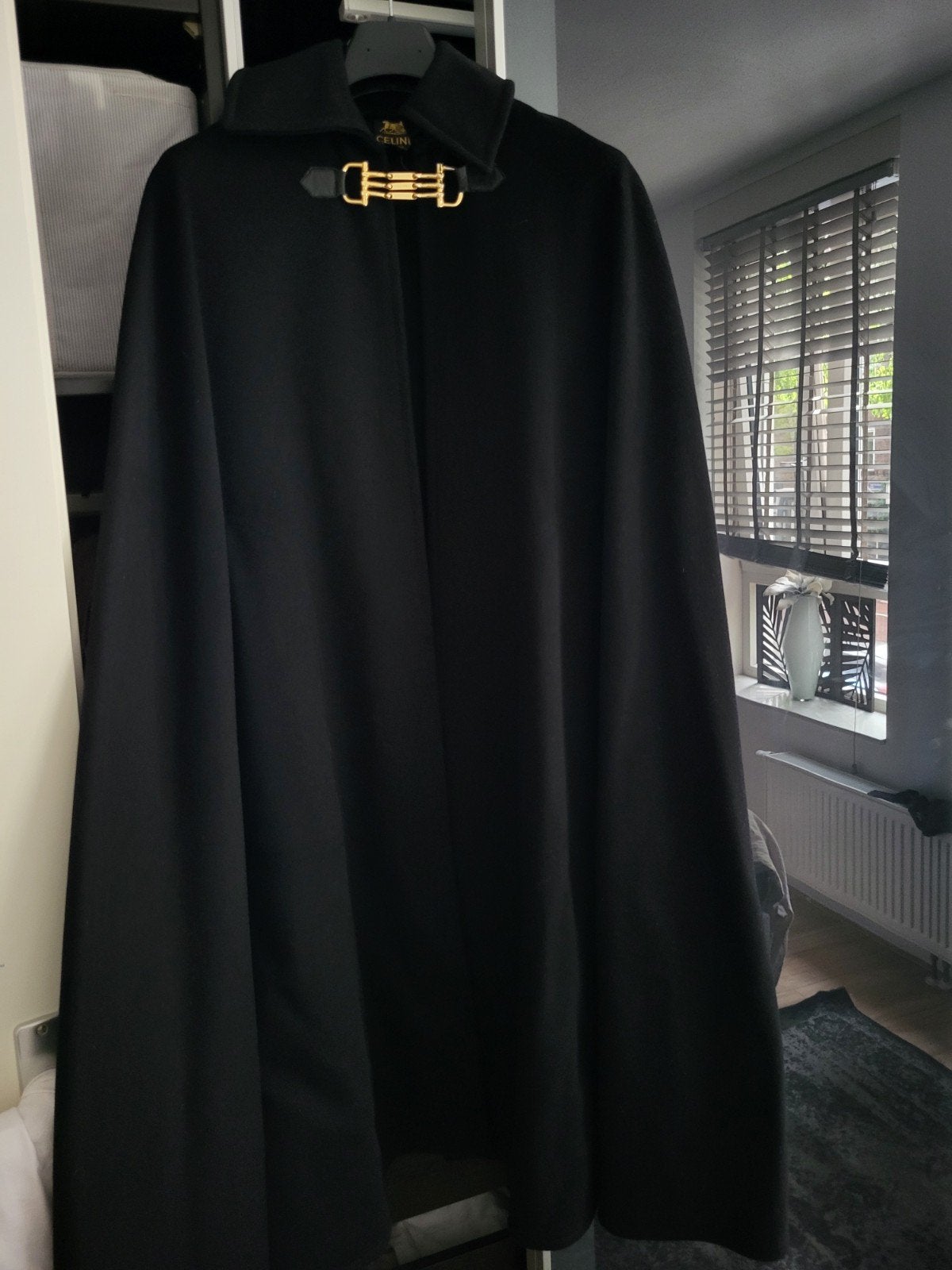 Celine zwarte cape met gouden sluiting, Celine, Ophalen of Verzenden, Zo goed als nieuw, Zwart