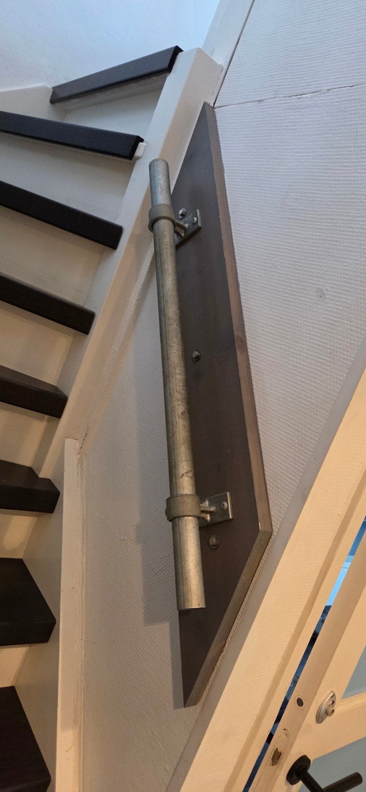 Stevige houten trapleuning met metalen (stijger) buis, Ophalen, Zo goed als nieuw, Trap, Minder dan 2 meter