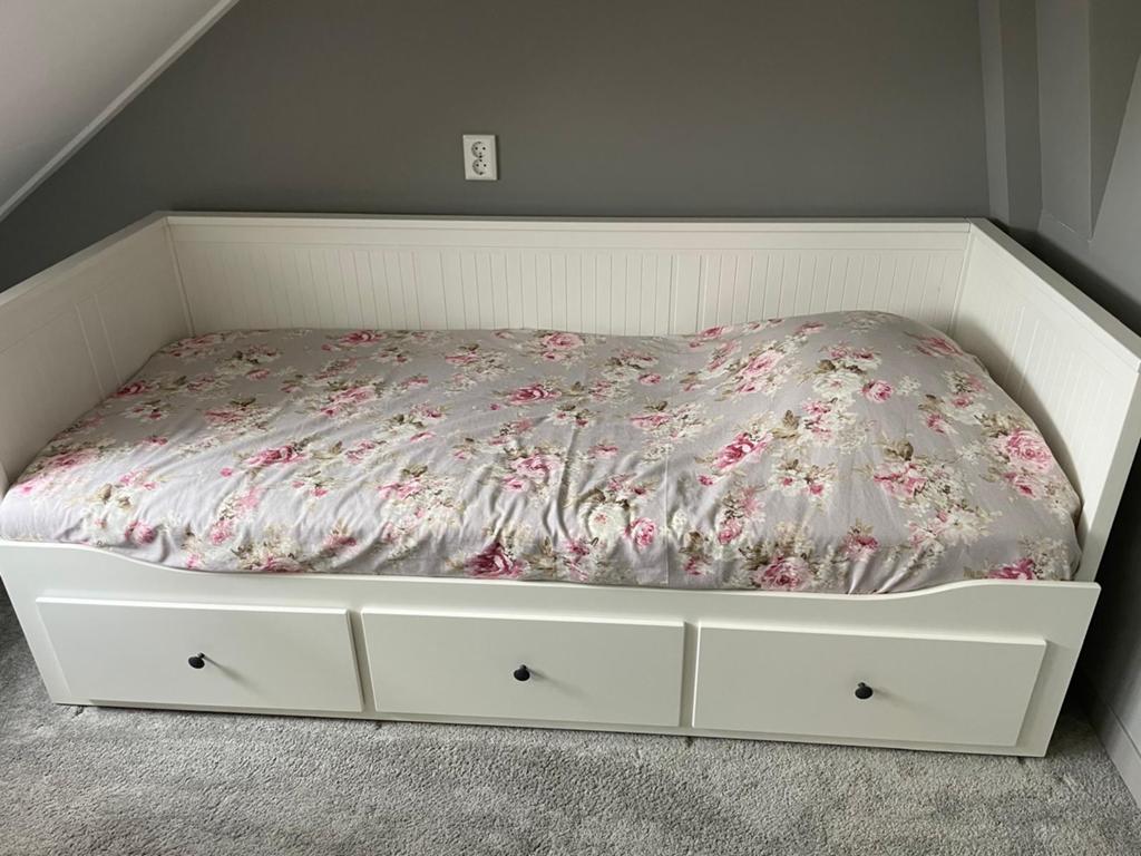IKEA Hemnes bedbank - Zo goed als nieuw, Huis en Inrichting, Slaapkamer | Bedden, Ophalen, Verstelbaar, Eenpersoons, Wit