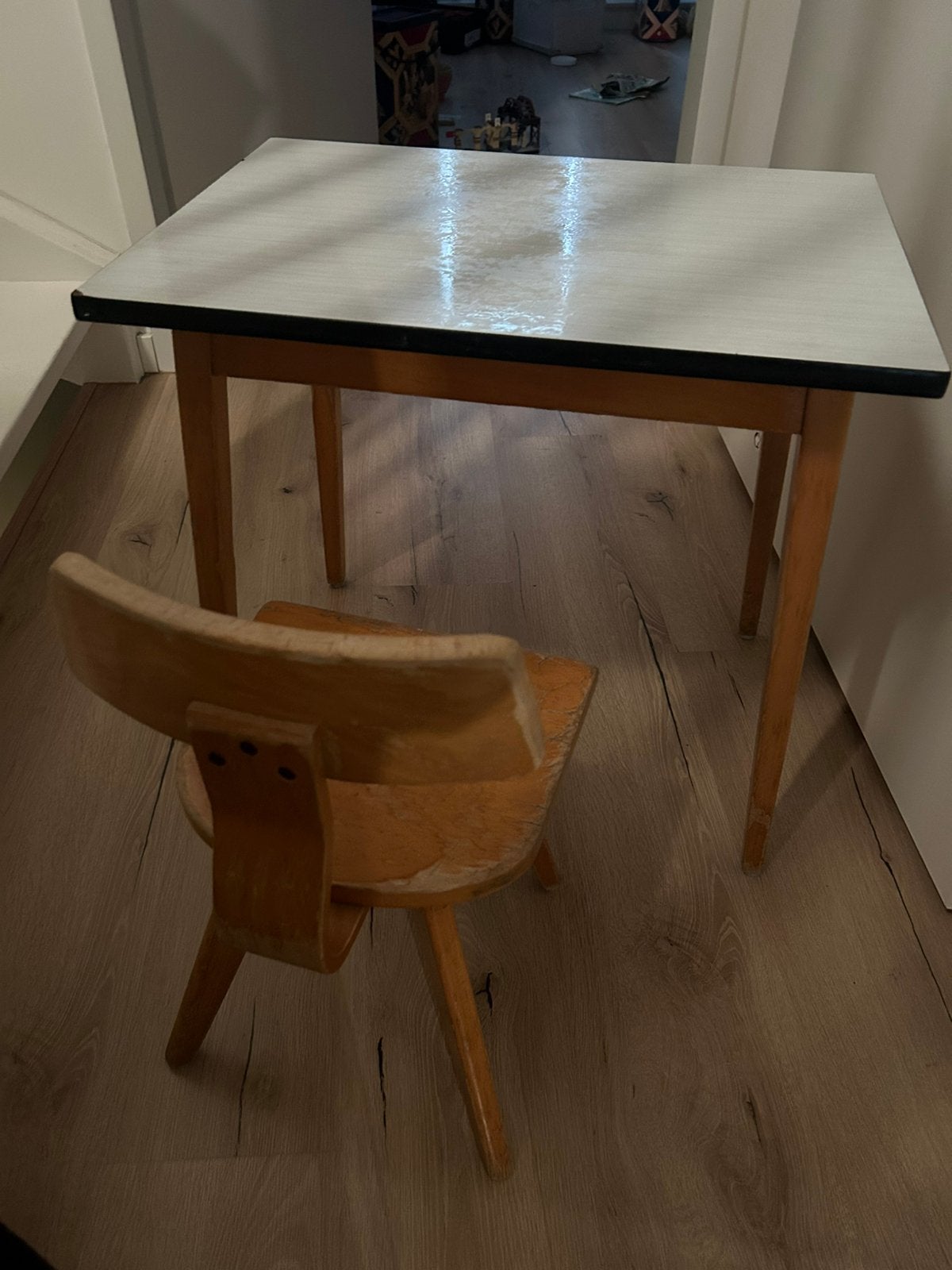 Oud kinderbureautje met stoeltje, Kinderen en Baby's, Kinderkamer | Tafels en Stoelen, Ophalen, Gebruikt, Tafel(s) en Stoel(en)